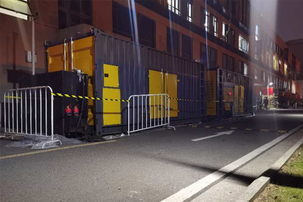 平坝柴油发电机组的输出电压是如何调节的？