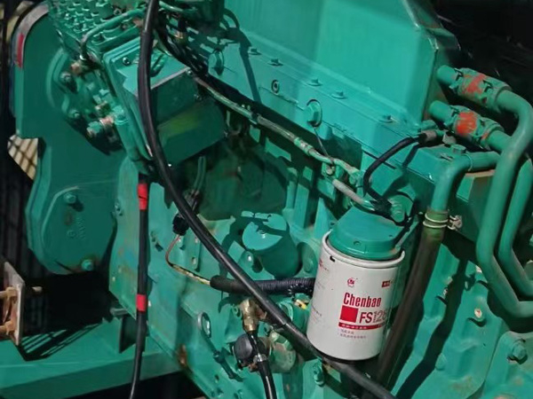 平坝如何确定新的发电机组控制系统是否与原系统兼容？