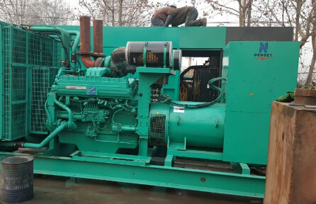 平坝发电机组如何判断水冷式机油散热器内部是否需要清洗？